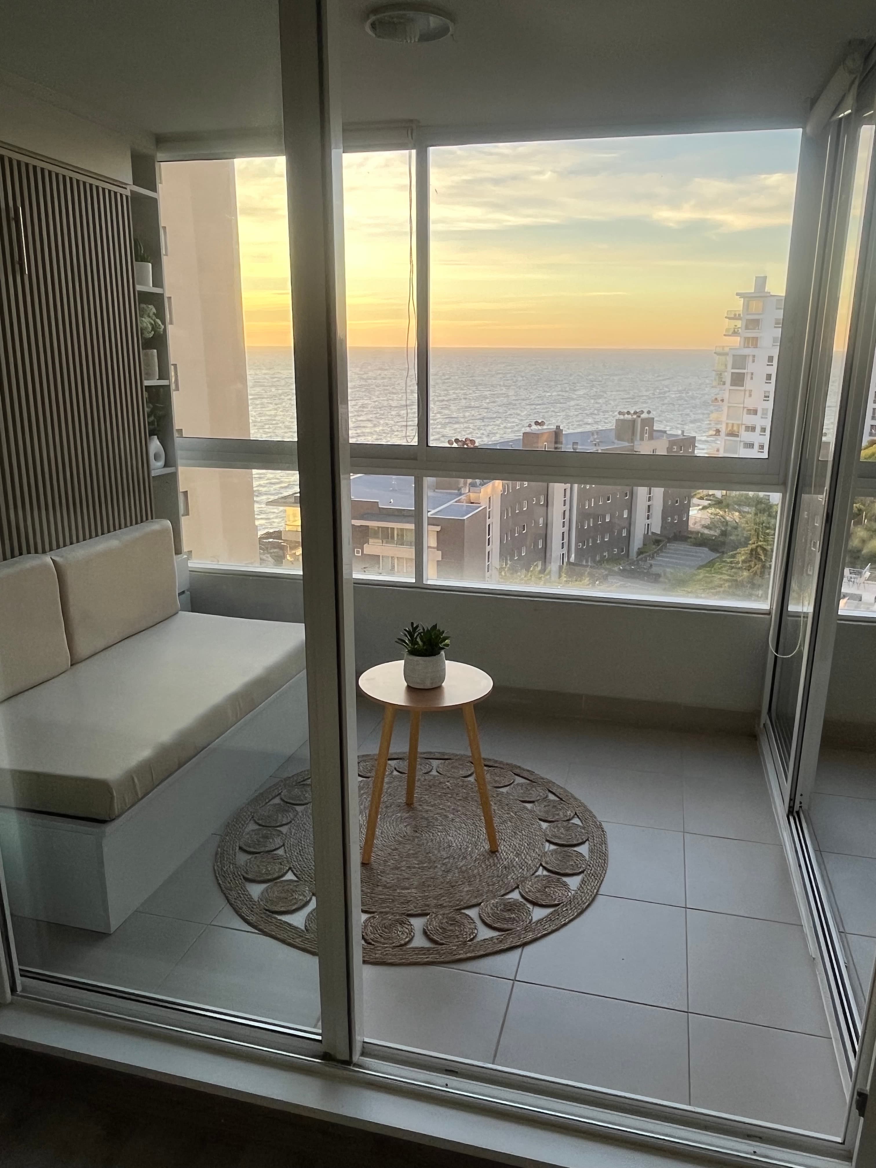 Despierta mirando el mar.
