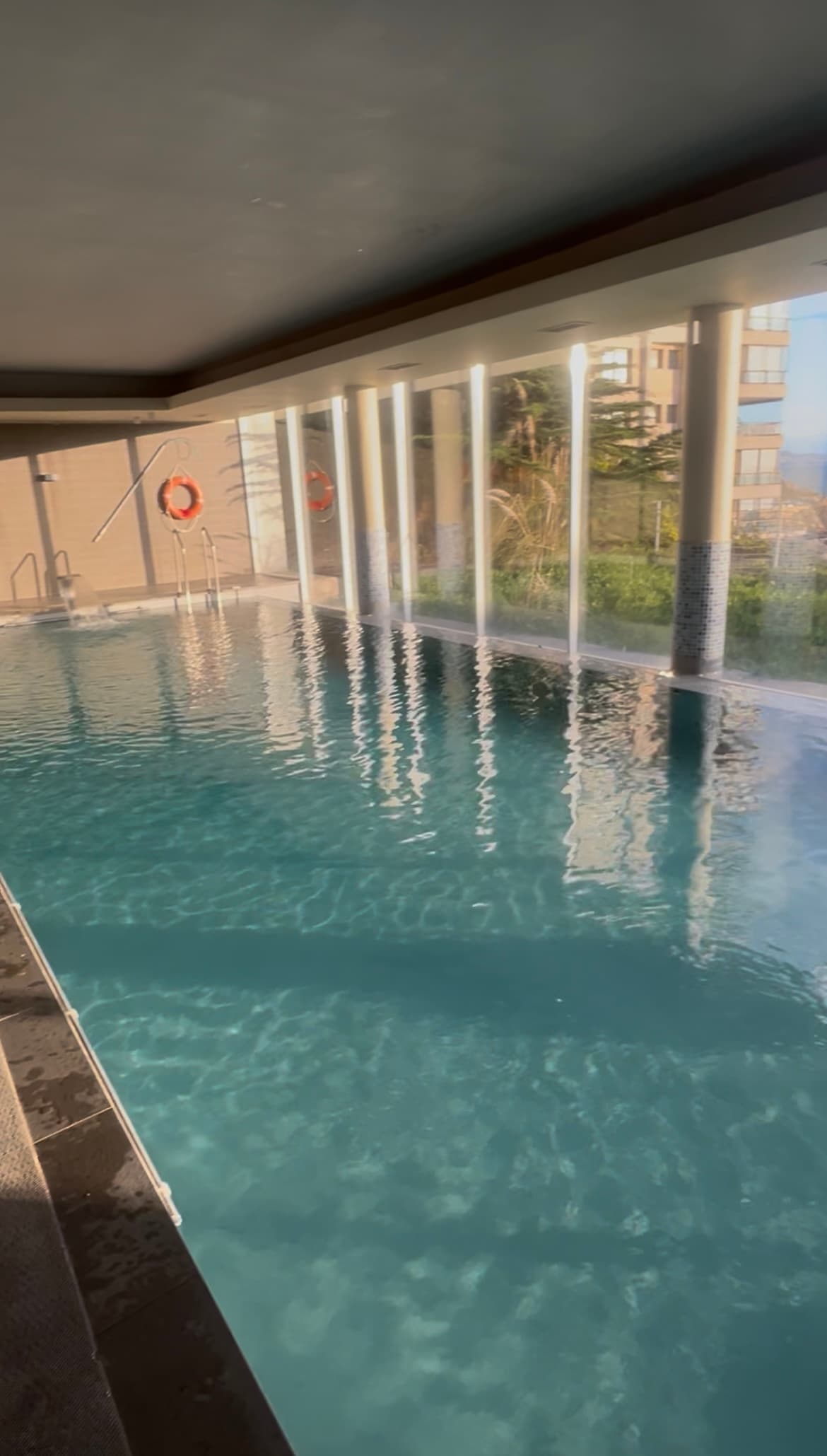 Relájate en la piscina temperada después de recorrer Concón.